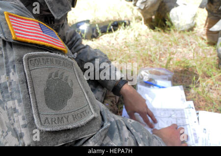 Anjanay Kumar, Kadett mit der U.C. Berkeley Reserve Officers' Training Corps-Programm, Wettbewerbspositionierung seinen Standort in der Nähe von Fort Hunter Liggett, Calif., April 10-12. Kadetten der UC Berkeley, Universität von San Francisco und Santa Clara University ROTC Programme führte eine gemeinsame Führungsübung zu testen und verbessern Sie ihre Führungsqualitäten. (Foto: US-Armee Sgt. Hector Corea, 302. Mobile Public Affairs-Abteilung) ROTC Student Soldaten lernen, trainieren, führen 150411-A-MT895-085 Stockfoto