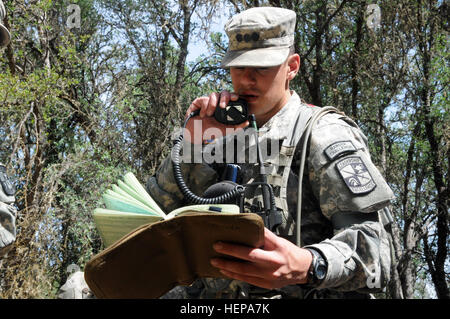 Jüngsterer Sohn Christopher Oliver mit der U.C. Berkeley Reserve Officers' Training Corps-Programm vermittelt Funksprüche an anderen Kadetten in der Nähe von Fort Hunter Liggett, Calif., April 10-12. Kadetten der UC Berkeley, Universität von San Francisco und Santa Clara University ROTC Programme führte eine gemeinsame Führungsübung zu testen und verbessern Sie ihre Führungsqualitäten. (Foto: US-Armee Sgt. Hector Corea, 302. Mobile Public Affairs-Abteilung) ROTC Student Soldaten lernen, trainieren, führen 150411-A-MT895-100 Stockfoto