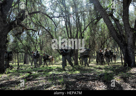 Reserve Officer Training Corps Kadetten auf ein Ziel in der Nähe von Fort Hunter Liggett, Calif., April 10-12 März. Kadetten der UC Berkeley, Universität von San Francisco und Santa Clara University ROTC Programme führte eine gemeinsame Führungsübung zu testen und verbessern Sie ihre Führungsqualitäten. (Foto: US-Armee Sgt. Hector Corea, 302. Mobile Public Affairs-Abteilung) ROTC Student Soldaten lernen, trainieren, führen 150411-A-MT895-141 Stockfoto