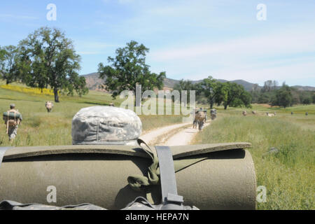 Reserve Officer Training Corps Kadetten in Richtung auf ein Ziel in der Nähe von Fort Hunter Liggett, Calif., April 10-12 Marsch. Kadetten der UC Berkeley, Universität von San Francisco und Santa Clara University ROTC Programme führte eine gemeinsame Führungsübung zu testen und verbessern Sie ihre Führungsqualitäten. (Foto: US-Armee Sgt. Hector Corea, 302. Mobile Public Affairs-Abteilung) ROTC Student Soldaten lernen, trainieren, führen 150411-A-MT895-199 Stockfoto