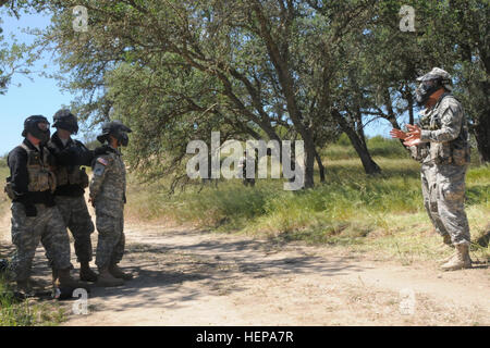 Reserve Officers' Training Corps Kadetten reagieren auf einer simulierten Geiselnahme in der Nähe von Fort Hunter Liggett, Calif., April 10-12. Kadetten der UC Berkeley, Universität von San Francisco und Santa Clara University ROTC Programme führte eine gemeinsame Führungsübung zu testen und verbessern Sie ihre Führungsqualitäten. (Foto: US-Armee Sgt. Hector Corea, 302. Mobile Public Affairs-Abteilung) ROTC Student Soldaten lernen, trainieren, führen 150411-A-MT895-267 Stockfoto