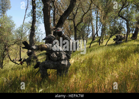 Reserve Officers' Training Corps Kadetten führen patrouillierenden Techniken während einer Übung in der Nähe von Fort Hunter Liggett, Calif., April 10-12. Kadetten der UC Berkeley, Universität von San Francisco und Santa Clara University ROTC Programme führte eine gemeinsame Führungsübung zu testen und verbessern Sie ihre Führungsqualitäten. (Foto: US-Armee Sgt. Hector Corea, 302. Mobile Public Affairs-Abteilung) ROTC Student Soldaten lernen, trainieren, führen 150411-A-MT895-313 Stockfoto