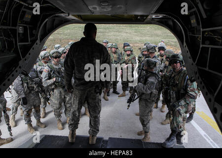 US-Soldaten zugewiesen zum 2. Bataillon, 159. Aviation Regiment (Angriff Reconnaissance), 12. Combat Aviation Brigade und moldauischen Soldaten erhalten eine kurze über das Laden eines CH-47 Chinook-Hubschraubers während der Durchführung kalte Ladung Ausbildung während des Trainings Saber Kreuzung 15 bei der US-Armee "Joint Multinational Readiness Center in Hohenfels, Deutschland, 11. April 2015. Säbel Kreuzung 15 bereitet NATO und Partnerland Streitkräfte für Offensive und Defensive Stabilität Operationen und fördert die Interoperabilität zwischen den Teilnehmern. Säbel Kreuzung 15 hat mehr als 4.700 Teilnehmer aus 17 Ländern enthalten Stockfoto