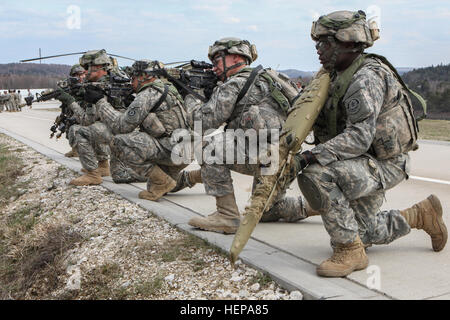 US-Soldaten, 2. Bataillon, 159. Aviation Regiment (Angriff Reconnaissance), 12. Combat Aviation Brigade zugewiesen Scannen ihres Sektors des Feuers während der Durchführung kalte Ladung Ausbildung während des Trainings Saber Kreuzung 15 an die US Army Joint Multinational Readiness Center in Hohenfels, Deutschland, 11. April 2015. Säbel Kreuzung 15 bereitet NATO und Partnerland Streitkräfte für Offensive und Defensive Stabilität Operationen und fördert die Interoperabilität zwischen den Teilnehmern. Säbel Kreuzung 15 hat mehr als 4.700 Teilnehmer aus 17 Ländern enthalten: Albanien, Armenien, Belgien, Bosnien, Bulgarien, Grea Stockfoto