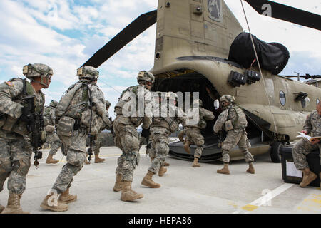 US-Soldaten, 2. Bataillon, 159. Aviation Regiment (Angriff Reconnaissance), 12. Combat Aviation Brigade zugewiesen laden einen CH-47 Chinook-Hubschrauber während der Durchführung kalte Ladung Ausbildung während des Trainings Saber Kreuzung 15 bei der US Army Joint Multinational Readiness Center in Hohenfels, Deutschland, 11. April 2015. Säbel Kreuzung 15 bereitet NATO und Partnerland Streitkräfte für Offensive und Defensive Stabilität Operationen und fördert die Interoperabilität zwischen den Teilnehmern. Säbel Kreuzung 15 hat mehr als 4.700 Teilnehmer aus 17 Ländern enthalten: Albanien, Armenien, Belgien, Bosnien, Bulgarien Stockfoto