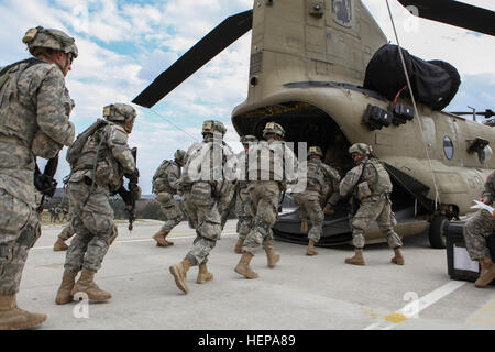 US-Soldaten, 2. Bataillon, 159. Aviation Regiment (Angriff Reconnaissance), 12. Combat Aviation Brigade zugewiesen laden einen CH-47 Chinook-Hubschrauber während der Durchführung kalte Ladung Ausbildung während des Trainings Saber Kreuzung 15 bei der US Army Joint Multinational Readiness Center in Hohenfels, Deutschland, 11. April 2015. Säbel Kreuzung 15 bereitet NATO und Partnerland Streitkräfte für Offensive und Defensive Stabilität Operationen und fördert die Interoperabilität zwischen den Teilnehmern. Säbel Kreuzung 15 hat mehr als 4.700 Teilnehmer aus 17 Ländern enthalten: Albanien, Armenien, Belgien, Bosnien, Bulgarien Stockfoto