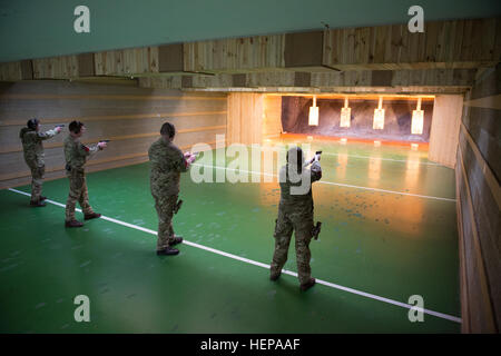 Britische Flieger in Ramstein Air Base Praxis shooting mit Glock Pistolen auf die US-Army Training Support Center Benelux 25-Meter indoor Range an Chièvres Air Base, Belgien, 13. April 2015 zugewiesen. Mitglieder der britischen Kräfte Tri-Service zu verschiedenen Einheiten der NATO oder der Form zugewiesen ausgebildet unter Aufsicht der britischen gemeinsamen europäischen Ausbildungsteam. (US Armee-Foto von visuellen Informationen Spezialist Pierre-Etienne Courtejoie / veröffentlicht) Britische Truppen schießen Glock Pistolen nächster US Army 150413-A-BD610-148 Stockfoto