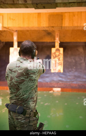 Britische Militärpolizei Airman CPL. Stephen Haggarty, zugeordnet auf der Ramstein Air Base, schießt mit seiner Glock Pistole auf die US-Army Training Support Center Benelux 25-Meter indoor Range an Chièvres Air Base, Belgien, 13. April 2015. Britische Kräfte, die verschiedenen Einheiten der NATO oder der Form ausgebildet unter Aufsicht der britischen gemeinsamen europäischen Ausbildungsteam zugewiesen. (US Armee-Foto von visuellen Informationen Spezialist Pierre-Etienne Courtejoie / veröffentlicht) Britische Truppen schießen Glock Pistolen nächster US Army 150413-A-BD610-167 Stockfoto