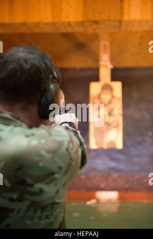 Britische Militärpolizei Airman CPL. Stephen Haggarty, zugeordnet auf der Ramstein Air Base, schießt mit seiner Glock Pistole auf die US-Army Training Support Center Benelux 25-Meter indoor Range an Chièvres Air Base, Belgien, 13. April 2015. Britische Kräfte, die verschiedenen Einheiten der NATO oder der Form ausgebildet unter Aufsicht der britischen gemeinsamen europäischen Ausbildungsteam zugewiesen. (US Armee-Foto von visuellen Informationen Spezialist Pierre-Etienne Courtejoie / veröffentlicht) Britische Truppen schießen Glock Pistolen nächster US Army 150413-A-BD610-168 Stockfoto