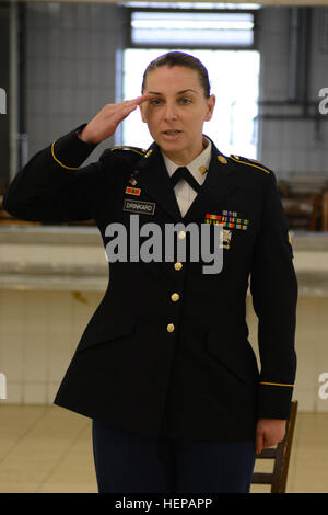 US Army Spc Elizabeth Drakard, US-Armee Volksgesundheit Befehl Region-Europa, Europa Regional Medical Command zugewiesen beteiligt sich an einem Brett während der besten Krieger-Wettbewerb am Truppenübungsplatz Grafenwöhr, Deutschland, 17. April 2015. Die besten Krieger ist ein 72-Stunden-Einzelwertung, die die Soldaten in einer anspruchsvollen, kontinuierliche und realistisch simulierten Betriebsumgebung umfasst verschiedene Krieg Fighter Aufgaben herausfordert. (Foto: U.S. Army Spc. Franklin Moore / veröffentlicht) Best Medic-Wettbewerb - die besten Krieger 150414-A-OO646-004 Stockfoto