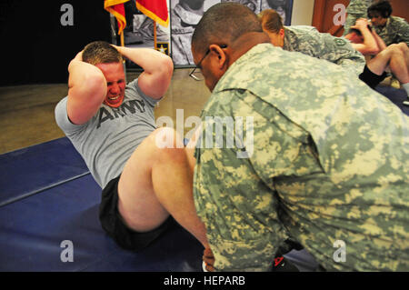 CPL. Bryan Ohlendorf, ein Wasser-Reinigung-Spezialist mit 383rd Quartermaster Company, 451st Expeditionary Sustainment Command, führt Sit-ups im Rahmen der Endurance-Veranstaltung während der beste Krieger-Wettbewerb veranstaltet von der 79. Sustainment Support Command am gemeinsamen Kräfte-Trainingslager in Los Alamitos, Kalifornien, 17. April 2015. Die besten Krieger-Wettbewerb sucht die besten Kandidaten, der ein Soldat der US-Armee definiert durch Tests Soldaten körperlich und geistig. Der Wettbewerb besteht aus ein Soldat und ein Unteroffizier aus vier separate Einstern Befehle, welche fa Stockfoto