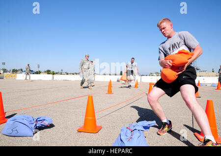 Sgt. Spencer Burton, ein motor Transport Operator mit 146 Transportation Company, 364th Expeditionary Sustainment Command, trägt einen 40-Pfund-Sandsack im Rahmen der Endurance Event während der beste Krieger-Wettbewerb veranstaltet von der 79. Sustainment Support Command auf der gemeinsamen Kräfte Training Base in Los Alamitos, Kalifornien, 17. April 2015. Die besten Krieger-Wettbewerb sucht die besten Kandidaten, der ein Soldat der US-Armee definiert durch Tests Soldaten körperlich und geistig. Der Wettbewerb besteht aus ein Soldat und ein Unteroffizier aus vier separate Einstern Befehle, whi Stockfoto