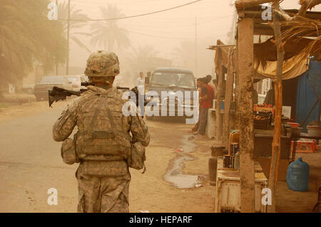 Sgt. Travis Stegmann, gebürtig aus Auburn, Ill., führt durch einen Markt während einer Patrouille in der Istaqlal Qada, nordöstlich von Bagdad, 27. Juli 2008, Prüfpunkte im Bereich zu beurteilen. Stegmann dient als eine Infanterie Leader mit Firma B, 1. Bataillon, 27. Infanterie-Regiment "Wolfhounds," 2nd Stryker Brigade Combat Team "Krieger", 25. Infanterie-Division, Multi-National Division Team - Bagdad. Illinois Native hält die Straßen 106066 Fuß Stockfoto