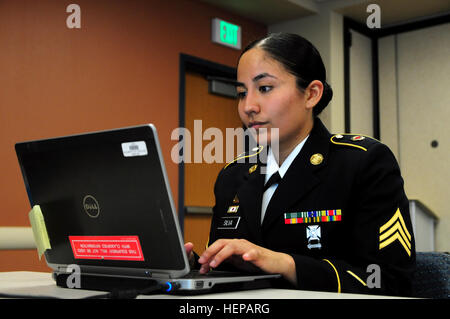 Sgt. Yessenia Silva, ein Wasser-Reinigung-Spezialist mit 961st Quartermaster Company, 4. Expeditionary Sustainment Command, tippt einen Aufsatz während der beste Krieger-Wettbewerb veranstaltet von der 79. Sustainment Support Command am gemeinsamen Kräfte-Trainingslager in Los Alamitos, Kalifornien, 17. April 2015. Die besten Krieger-Wettbewerb sucht die besten Kandidaten, der ein Soldat der US-Armee definiert durch Tests Soldaten körperlich und geistig. Der Wettbewerb besteht aus ein Soldat und ein Unteroffizier aus vier separate Einstern-Befehle, die unter dem Befehl und Contro fallen Stockfoto