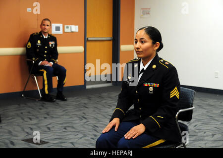 Sgt. Yessenia Silva, ein Wasser-Reinigung-Spezialist mit 961st Quartermaster Company, 4. Expeditionary Sustainment Command, sitzt auf einer Aussehen während der beste Krieger-Wettbewerb veranstaltet von der 79. Sustainment Support Command auf der gemeinsamen Kräfte Training Base in Los Alamitos, Kalifornien, 17. April 2015. Die besten Krieger-Wettbewerb sucht die besten Kandidaten, der ein Soldat der US-Armee definiert durch Tests Soldaten körperlich und geistig. Der Wettbewerb besteht aus ein Soldat und ein Unteroffizier aus vier separate Einstern-Befehle, die fallen unter das Komma Stockfoto