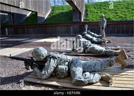 Soldaten aus 16. Sustainment Brigade feuern ihre Waffen auf die M16 Nullung Palette während 2015 16. Sustainment Brigade besten Krieger Wettbewerb vom 13.-17. April auf Smith-Kaserne. Die Konkurrenten ertragen eine Armee körperliche Fitness-Test, M16 Waffen Qualifikationsstrecke, pro Tag und Nacht Land Navigation Kurs, Engagement Fähigkeiten Trainer Kurs, urban Orientierungskurs, 12-Meilen-Straße marschieren und eine formale Board. (US Armee-Foto von Sgt. Daniel Wyatt, 16. Sustainment Brigade, 21. Theater Sustainment Command) Ritter Brigade Soldaten wetteifern um die besten Krieger 150417-A-PN696-374 Stockfoto