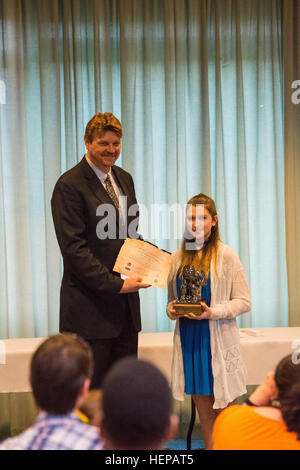 Skye Capazzi erhält die Auszeichnung der freiwilligen Jugend des Jahres von Craig Larsen, Direktor der Familie, Moral, Wohlbefinden und Erholung, US-Armee Garnison Benelux, im Supreme Headquarters Allied Powers in Europa, Belgien, 17. April 2015. (US Army Foto von visuellen Informationen Spezialist Pierre-Etienne Courtejoie/freigegeben) Freiwillige Anerkennung Zeremonie - USAG Benelux 150417-A-BD610-051 Stockfoto