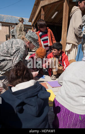 Kinder Farbe und lernen die Buchstaben "Y", 8 März, am ägyptischen Feldlazarett auf Bagram Air Field, Afghanistan. Das Krankenhaus regelmäßig Gastgeber der lokalen afghanischen Kindern um englische Buchstaben und Grundrechenarten lernen. Freiwillige kommen aus der ganzen Installation, diesen Kindern zu helfen. 8 März war ein besonderer Tag, denn es auch der Internationale Frauentag war. Um feiern, waren weibliche Truppen, die Ausbildung für weibliche Engagement Teams auch auf Hand zu üben, die Interaktion mit den einheimischen Frauen und Familien anwesend. Unterstützung von afghanischen Frauen 375990 Stockfoto