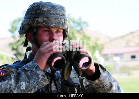 CPL. Bryan Ohlendorf, ein Wasser-Reinigung-Spezialist mit 383rd Quartermaster Company, 451st Expeditionary Sustainment Command, verwendet Fernglas für ein Mystery-Ereignis während der beste Krieger-Wettbewerb veranstaltet von der 79. Sustainment Support Command in Camp Pendleton, Kalifornien, 18. April 2015. Die besten Krieger-Wettbewerb sucht die besten Kandidaten, der ein Soldat der US-Armee definiert durch Tests Soldaten körperlich und geistig. Der Wettbewerb besteht aus ein Soldat und ein Unteroffizier aus vier separate Einstern-Befehle, die unter dem Befehl und Kontrolle fallen Stockfoto