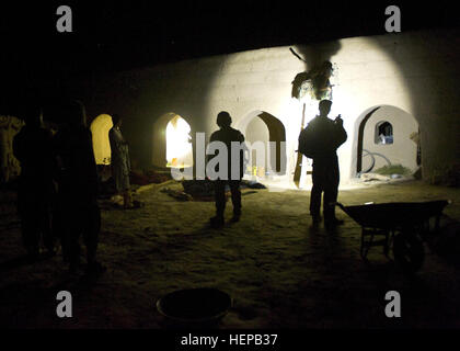 Kommandos der afghanischen Nationalarmee, unterstützt von US-Spezialkräften und Navy Seals, führen eine Räumungsoperation im Bezirk Khakrez, Provinz Kandahar, Afghanistan, durch, 31. Mai 2011. Verdächtige entfernen und Material und Waffen beschlagnahmen. Stockfoto
