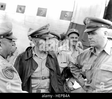 JOINT CHIEFS OF STAFF IN KOREA: Leutnant General Walton H. Walker und Major General John H. Church Grüße General J. Lawton Collins, Chef des Stabes, USA, bei der Ankunft in Südkorea. NARA-Datei #: 111-SC-343382 Walker Kirche Collins Stockfoto