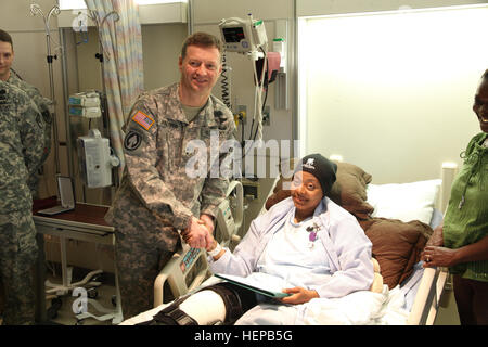 Sgt. Shanika McNealy, ein Militär Polizist zugewiesen der 164. Military Police Company, erhält die Combat Action Abzeichen und Purple Heart von Major General Raymond P. Palumbo, Kommandant der US Army Alaska, 15. April, am Klinikum Joint Base Elmendorf-Richardson. McNealy erhielt die Medaille für Wunden, die in Kampfhandlungen gegen eine feindliche feindliche Kraft in Afghanistan erhalten. McNealy verwundet in Aktion 6 April während der Operation Enduring Freedom eingesetzt. MP Purple Heart an JBER 392774 ausgezeichnet Stockfoto