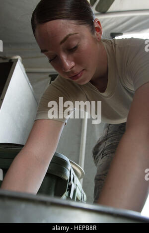 US Air Force Tech SGT Tara E. Nolan, von Boston mit der 439th nach vorne Support Squadron von Westover Air Reserve Base, Mass., wäscht Gemüse in sauberem Wasser für den frischen Salat mit Abendessen in den Restaurants Einrichtung auf Comando de Ingenieros De La Fuerza Armada an Soldaten, die an der diesjährigen Beyond the Horizon in El Salvador April 21 dienen. Hinter dem Horizont ist eine Aufgabe, die politische und medizinische Hilfe für die Bürger von El Salvador zu leisten. (Foto: US-Armee Sgt. Lindsey Schulte) Fütterung der Truppen 150421-A-GL519-009 Stockfoto