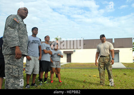 Mitglieder des Special Operations Command South Service demonstrierten den JROTC-Kadetten von der South Dade High School während eines zweitägigen Military Assistance Program-Events am 22. April 2015 auf der Homestead Air Reserve Base, Florida, Abseiltechniken, wobei 140 Kadetten einbezogen und die Beziehungen zwischen den Gemeinden gestärkt wurden. Stockfoto