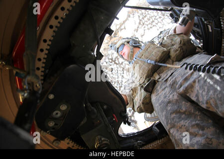 Ein Soldat der US-Armee mit dem Beirat der Sicherheitskräfte überwacht die Straßen während der Operation Karsha Pa Rago Kee, Kandahar Air Field, Afghanistan, 16. Mai 2011. Im Rahmen der 15-tägigen gemeinsamen Operation werden Kontrollpunkte der afghanischen Grenzpolizei im Bezirk Shamulzai in der Provinz Zabul eingerichtet, um die lokale Sicherheit und die Zusammenarbeit zu verbessern. Stockfoto