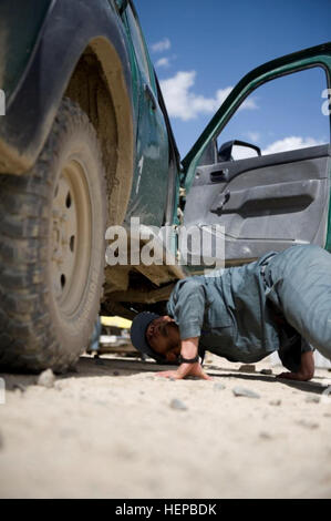 Polnische Armee Offizier Matthew Cegielski, zentrieren, berät der afghanischen Armee Lt. Mirzagul Alikozai, Police Academy Instructor, über Verfahren für die Durchführung von einem Kontrollpunkt in der Provinz Ghazni, Afghanistan, 5. Mai. Polnische Armee Militärpolizisten aus Task Force White Eagle sind Lehrer an der Akademie neue Rekruten für den Dienst mit der Afghanischen Nationalpolizei vorbereiten helfen. (Foto von polnischen Armee Generalmajor Szczepan Gluszczak, Task Force Seeadler Public Affairs) TF White Eagle hilft Ghazni ANP Rekruten 398964 trainieren Stockfoto