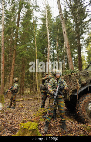 Belgische Armee Soldaten richten Sie eine Antenne während der Übung Saber Kreuzung 15 bei der US Army Joint Multinational Readiness Center in Hohenfels, Deutschland, 23. April 2015. Säbel Kreuzung 15 bereitet NATO und Partnerland Streitkräfte für Offensive und Defensive Stabilität Operationen und fördert die Interoperabilität zwischen den Teilnehmern. Säbel Kreuzung 15 hat mehr als 4.700 Teilnehmer aus 17 Ländern enthalten: Albanien, Armenien, Belgien, Bosnien, Bulgarien, Großbritannien, Ungarn, Lettland, Litauen, Luxemburg, Mazedonien, Moldawien, Polen, Rumänien, Schweden, Türkei und den USA (US Armee-Foto von Visual Stockfoto