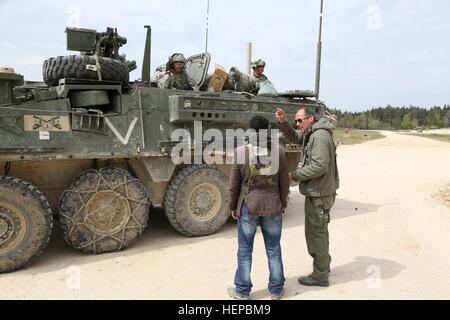 US-Soldaten des Regiments Engineer Squadron, 2. Kavallerie-Regiment sprechen, zivile Rollenspieler während Durchführung von chemischen, biologischen, radiologischen und nuklearen Operationen während Saber Kreuzung 15 an die US Army Joint Multinational Readiness Center in Hohenfels, Deutschland, 25. April 2015 ausüben. Säbel Kreuzung 15 bereitet NATO und Partnerland Streitkräfte für Offensive und Defensive Stabilität Operationen und fördert die Interoperabilität zwischen den Teilnehmern. Säbel Kreuzung 15 hat mehr als 4.700 Teilnehmer aus 17 Ländern enthalten: Albanien, Armenien, Belgien, Bosnien, Bulgarien, große Brita Stockfoto