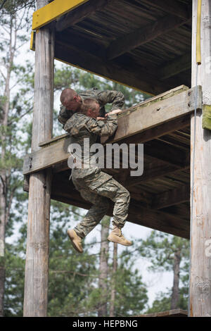 US-Armeesoldaten verhandeln Darby Queen-Hindernis-Parcours im Verlauf Ranger in Fort Benning, Georgia, 26. April 2015. Soldaten besuchen der Ranger-Kurs erfahren Sie zusätzliche Führung und kleine Einheit technischen und taktischen Fähigkeiten in einem körperlich und geistig anspruchsvollen, Bekämpfung der simulierten Umgebung. (US Armee-Foto von Spc. Nikayla Shodeen/freigegeben) US Army Ranger Kurs Assessment 150426-A-IY570-273 Stockfoto