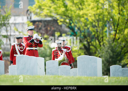 Bugler aus Marine Barracks Washington (8. und ich) spielt Hähne während der Graveside Service für US Marine Corps Major Elizabeth Kealey Abschnitt 71 der Arlington National Cemetery, 27. April 2015, in Arlington, VA. Kealey starb bei einem Hubschrauberabsturz während der Durchführung von Schulungen im Marine Corps Air Ground Combat Center Twentynine Palms, Kalifornien, Jan. 23, laut einer Pressemitteilung der Marine Corps Air Station Miramar. (US Armee-Foto von Rachel Larue/freigegeben) Bugler aus Marine Barracks Washington (8. und ich) spielt Hähne während der Graveside Service für US Marine Corps Major Elizabeth Kealey in Arlingt Stockfoto