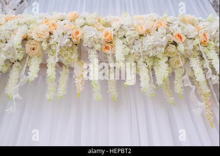 schönen Bogen mit weißen Rosen für die Trauung Stockfoto