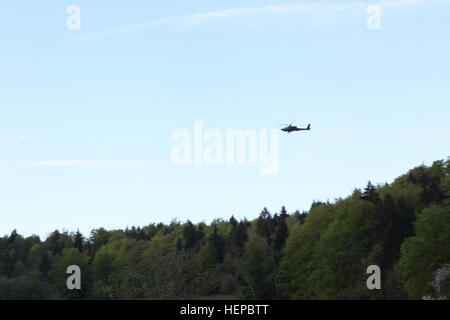 US-Soldaten des 2. Bataillons, 159. Aviation Regiment (Angriff Reconnaissance), 12. Combat Aviation Brigade betreiben einen AH - 64D Apache Longbow Hubschrauber während der Durchführung Flugbetrieb während der Übung Saber Kreuzung 15 bei der US Army Joint Multinational Readiness Center in Hohenfels, Deutschland, 27. April 2015. Säbel Kreuzung 15 bereitet NATO und Partnerland Streitkräfte für Offensive und Defensive Stabilität Operationen und fördert die Interoperabilität zwischen den Teilnehmern. Säbel Kreuzung 15 hat mehr als 4.700 Teilnehmer aus 17 Ländern enthalten: Albanien, Armenien, Belgien, Bosnien, Bulgar Stockfoto