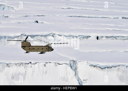 Ein Hubschrauber CH-47F von D Company, 1. Bataillon, 52d Aviation Regiment, fliegt auf die Gletscherspalten Kahiltna Gletscher 27. April 2015, auf dem Weg zum 7.000 Fuß hohen Basislager für Kletterer versuchen bis zum Gipfel des Mount McKinley. Soldaten und Chinooks aus D/1-52d "Zucker-Bären" machten kurzen Prozess liefern mehrere tausend Pfund Ausrüstung lagern bei 7.000 und 14.000 Fuß für die Klettersaison 2015 basieren, sparen Zeit und Geld für die National Park Service und Betrieb in Höhenlagen und unschätzbare Erfahrungen im Gelände nicht verfügbar für Trainingsmissionen außerhalb Alaskas. (Armee Stockfoto