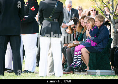 US Marine Corps Major Elizabeth Kealey Mutter, richtig, hält Familienmitglied Hazel Seppi während der Graveside Service für Kealey Abschnitt 71 der Arlington National Cemetery, 27. April 2015, in Arlington, VA. Kealey bei einem Hubschrauberabsturz starb, während der Durchführung von Schulungen im Marine Corps Air Ground Combat Center Twentynine Palms, Kalifornien, Jan. 23, laut einer Pressemitteilung der Marine Corps Air Station Miramar. (US Armee-Foto von Rachel Larue/freigegeben) US Marine Corps Major Elizabeth Kealey Graveside Service im Arlington National Cemetery 150427-A-ZZ999-010 Stockfoto