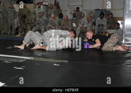 SPC. Elias Rodriguez, an der Spitze während der Auseinandersetzung, 2nd Battalion, 43.-Luft-Verteidigung-Artillerie-Regiment, 11. Air Defense Artilleriebrigade in Fort Bliss, Texas, konkurriert gegen Pfc. Adam Coolbroth, 1. Bataillon, 7. Luft-Verteidigung-Artillerie-Regiment 108. Air Defense Artillery Brigade, aus Fort Bragg, N.C., während die Schiedsrichter und Publikum Uhren während der Top Notch Brigade Soldat des Jahres am Camp Buehring , Kuwait, 28.April. (Foto von Staff Sgt Candice Harrison, 11. Luft-Verteidigung-Artillerie-Brigade) Combatives 150428-A-WW110-006 Stockfoto