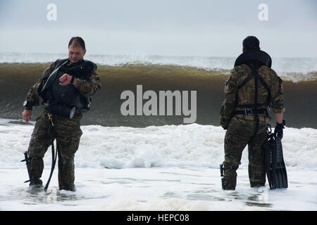 Mitglieder der Army National Guard 20. Special Forces Group (Airborne) bereiten das Wasser am Naval Station Mayport, Florida, 29. April 2015 geben. Die Kampftaucher waren die Durchführung geschlossener Kreislauf Tauchcenter behalten ihren operativen Tauchgang-Status mit Rebreather, eine Unterwasser Atemgerät, das Kohlendioxid eines Benutzers absorbiert der Atem um ermöglichen die Rückatmung (recycling) von der weitgehend ungenutzte Sauerstoffgehalt von jedem Atemzug ausgeatmet. Army National Guard SF combat Diver Requalifizierung 150429-A-KC506-620 Stockfoto