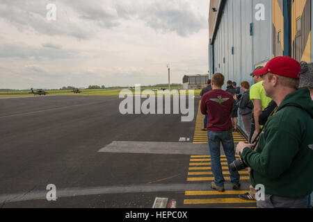 US-Soldaten mit der Supreme Headquarters Allied Befugnisse Europa Hubschrauber Flug Distanz beobachten die Abfahrt ihrer ehemals zugewiesenen UH-60A Black Hawk-Hubschrauber von Chièvres Air Base in Chièvres, Belgien, 29. April 2015. (US Army Foto von visuellen Informationen Spezialist Pierre-Etienne Courtejoie/freigegeben) Black Hawks Form 3 und 4 Form verlassen Chi %%% C3 %%% A8vres Air Base 150429-A-BD610-191 Stockfoto