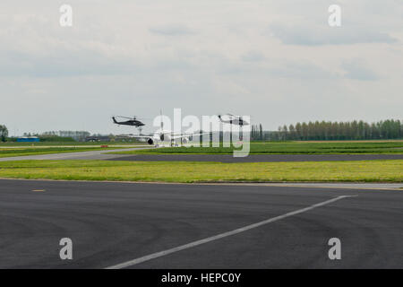 Die zwei UH-60A Black Hawk Hubschrauber, ehemals zugewiesen, die oberste Hauptsitz Alliierten Mächte Europa Hubschrauber Flug Ablösung, wegfliegen zu ihrer neuen Heimat in Wiesbaden, Deutschland, nach Verbüßung mehrere Dutzend Jahre zur Unterstützung der Supreme Allied Commander Europe und viele Führungskräfte der NATO auf Chièvres Air Base in Chièvres, Belgien, 29. April 2015. (US Army Foto von visuellen Informationen Spezialist Pierre-Etienne Courtejoie/freigegeben) Black Hawks Form 3 und 4 Form verlassen Chi %%% C3 %%% A8vres Air Base 150429-A-BD610-199 Stockfoto