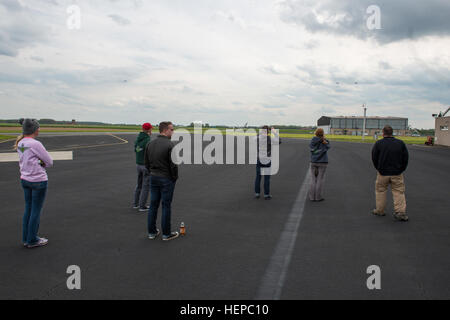 US-Soldaten mit der Supreme Headquarters Allied Befugnisse Europa Hubschrauber Flug Distanz beobachten ihre ehemals zugewiesenen UH-60A Black Hawk-Hubschrauber von Chièvres Air Base in Chièvres, Belgien, 29. April 2015 fliegen. (US Army Foto von visuellen Informationen Spezialist Pierre-Etienne Courtejoie/freigegeben) Black Hawks Form 3 und 4 Form verlassen Chi %%% C3 %%% A8vres Air Base 150429-A-BD610-205 Stockfoto