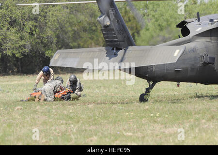 Die Besatzungen der Texas National Guard UH-60 Black Hawk entfernen einen Bambi Eimer, nachdem sie bei der Brandbekämpfung in Nordtexas geholfen haben, und nutzen die 600-Gallonen-Kapazität des Eimers, um Wasser zur Unterdrückung von Waldbränden zu liefern. Stockfoto
