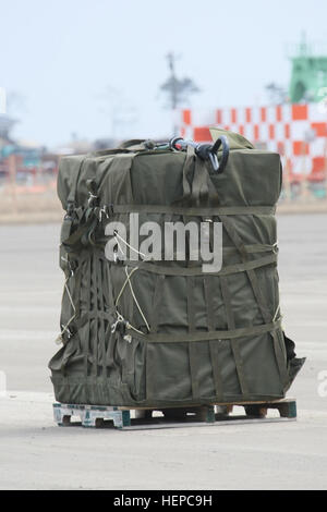 Eine Last, bestehend aus 3800 lbs Wasser gebunden für Okushima, Japan erwartet einen UH-60 Black Hawk-Hubschrauber auf dem Rollfeld in Sendai Airport. US Army Japan unterstützt die gemeinsame Kraft Land Component Command, bei der Unterstützung der Vertriebenen japanische Bürger während der Operation Tomodachi von März 11 Erdbeben und Tsunami betroffen. Slingload Nachschub 385925 Stockfoto