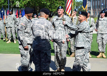 Command Sergeant Major Johnny Meadows übergibt der Unteroffizier Schwert an Oberstleutnant Mark Olsen bei seiner Verantwortung Zeremonie für die 30. Infanterie-Regiment, 4th Infantry Brigade Combat Team, 1. Bataillon, 3. US-Infanteriedivision mit Command Sergeant Major Quentin Fenderson in Marne Gardens, Fort Stewart, Georgia, 6. Mai 2015. (US Army Foto von Capt Johnathan Fleming, 1-30 INF, 4. IBCT, 3. ID, Unit Public Affairs repräsentative) %%% E2 %%% 80 %%% 98Battle Eber %%% E2 %%% 80 %%% 99 Abschied von Befehl Sergeant-Major, begrüßen neue ein 150506-A-XX999-001 Stockfoto