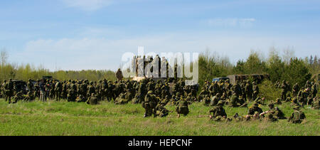 Soldaten aus der estnischen Streitkräfte Kuperjanov Infanterie-Bataillon beobachten ein M1A2 Abrams Kampfpanzer aus C Company, 2. Bataillon, 7. Infanterie-Regiment, 1st Armored Brigade Combat Team, 3. Infanterie-Division aus Fort Stewart, Georgia, statt während der Operation Siil in Johvi, Estland, 10 Mai. Soldaten der 3. US-Infanteriedivision und A Truppe, 1. Staffel, 91. Kavallerieregiment, 173rd Airborne Brigade aus Grafenwöhr, Deutschland, sind derzeit in ganz Europa als Teil der Operation Atlantic zu beheben, eine laufende, multinationale Partnerschaft konzentriert sich auf gemeinsame Ausbildung und Zusammenarbeit im Einsatz Stockfoto