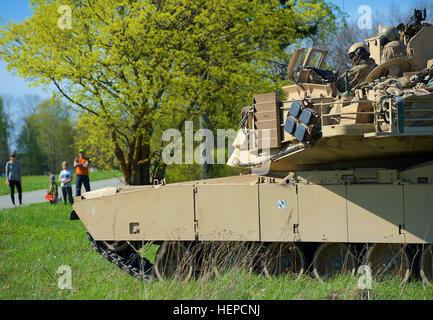 Ein M1A2 Abrams Kampfpanzer aus C Co., 2. Bataillon, 7. Infanterie-Regiment, 1st Armored Brigade Combat Team, 3. Infanterie-Division aus Fort Stewart, Georgia, ist in der Stadt Pagari inszeniert Estland während Betrieb Siil 10. Johvi, Estonia, Mai. Soldaten der 3. US-Infanteriedivision und A Truppe, 1. Staffel, 91. Kavallerieregiment, 173rd Airborne Brigade aus Grafenwöhr, Deutschland, sind derzeit im Einsatz in ganz Europa als Teil der Operation Atlantic zu lösen, eine laufende, multinationale Partnerschaft konzentriert auf Ausbildung und Zusammenarbeit zwischen den USA und anderen NATO Verbündete. ( Stockfoto