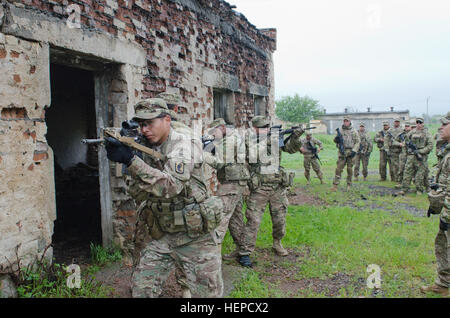 Fallschirmjäger der 173. Luftlandebrigade sowie Soldaten aus den USA 3. Infanterie-Division und der georgischen 1st Infantry Brigade führen enge Viertel Schlacht Bohrer Ausbildung während der Übung Noble Partner hier 13. Mai 2015. Noble Partner ist ein Bereich Ausbildung und Leben Feuer Übung zwischen der US-Armee und der georgischen Militärs zur Unterstützung Beteiligung Georgiens in die NATO Response Force und militärische Beziehungen zwischen den beiden Nationen zu bauen. (Foto: U.S. Army Airborne Brigade Sgt. A.M. LaVey/173rd) USA, georgische Soldaten trainieren zusammen auf enge Viertel Techniken 150513-A-IK450-869 Stockfoto