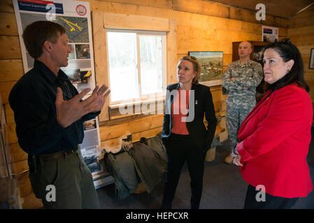 Von Mai 11-14, HON Katherine Hammack, führte Assistant Secretary von der Armee für Installationen und HON Miranda Ballentine, Assistant Secretary von der Air Force für Installationen, Umwelt, Energie, Umwelt und Energie eine gemeinsame Tour der Joint Base Lewis-McChord (JBLM), gemeinsame Basis Elmendorf-Richardson JBER (offiziell), Eielson Air Force Base, Alaska und Fort Wainwright. Diese Besuche soll den beiden Führern ein aus erster Hand Blick auf die gemeinsame Basisumgebung geben. Während ihres Besuchs diskutierten sie die Vorteile der gemeinsamen stützen und die gemeinsame Ausbildungschancen aus c Stockfoto